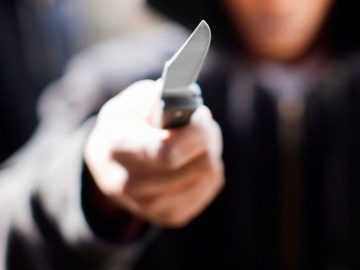 زورگیری از زنان مسن با تهدید چاقو